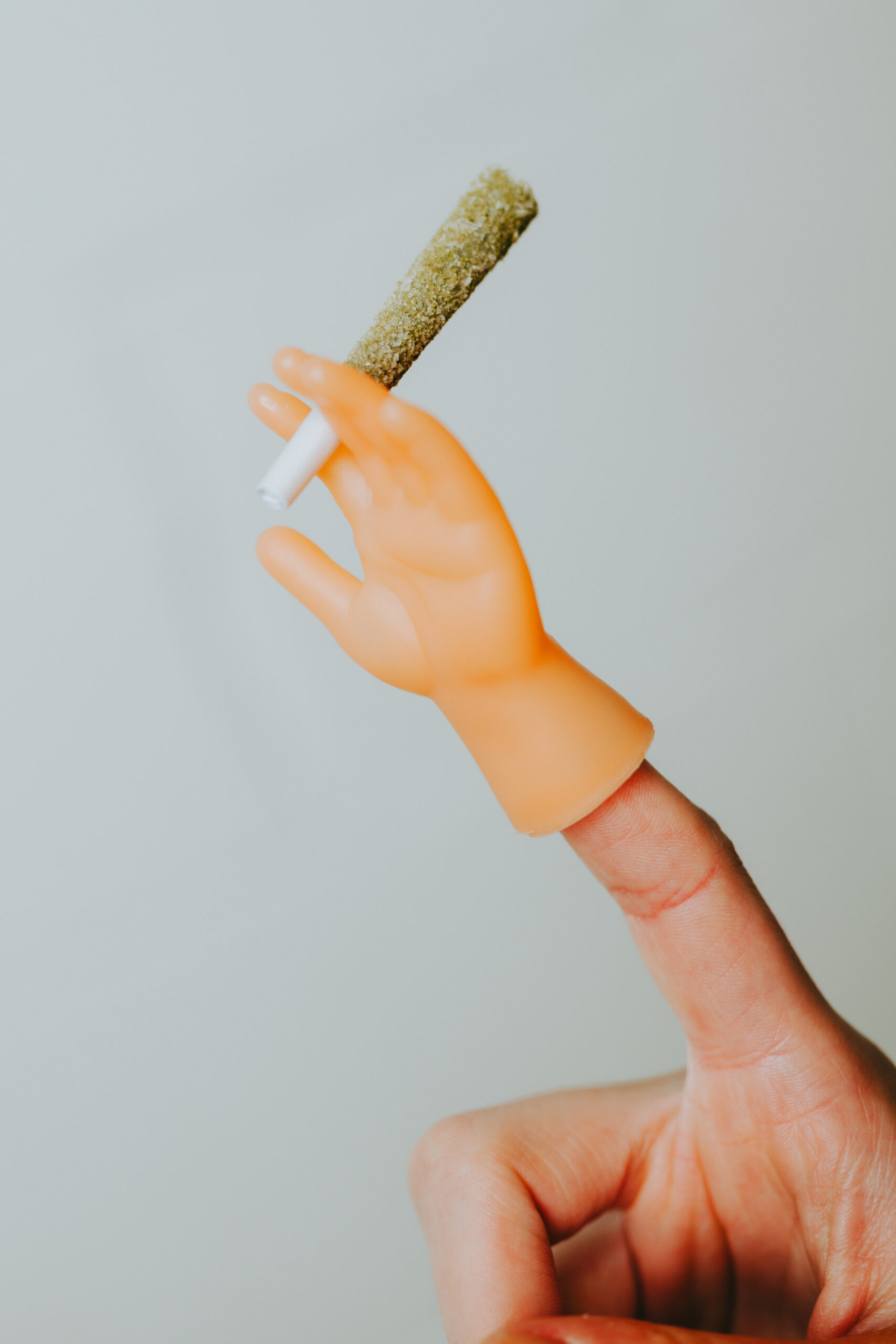 High 5&rsquo;s branded mini hand, the five-finger brand mark, holding a single pre-roll